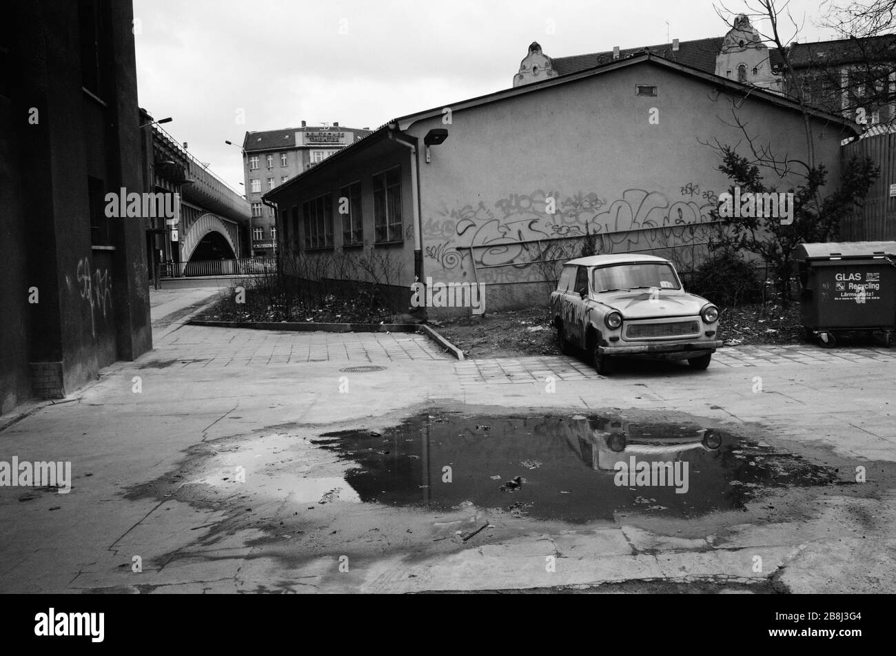 Un'auto Trabant dipinta dalla Germania dell'Est parcheggiata accanto alla stazione di Friedrich Strasse, vicino a dove il muro di Berlino era stato precedentemente eseguito. Il Muro di Berlino era una barriera costruita dalla Repubblica democratica tedesca (RDT, Germania orientale) a partire dal 13 agosto 1961, che ha completamente tagliato Berlino Ovest dalla Germania Est circostante e da Berlino Est. Il Muro è stato aperto il 9. Novembre 1989 consentire la libera circolazione delle persone da est a ovest. Foto Stock