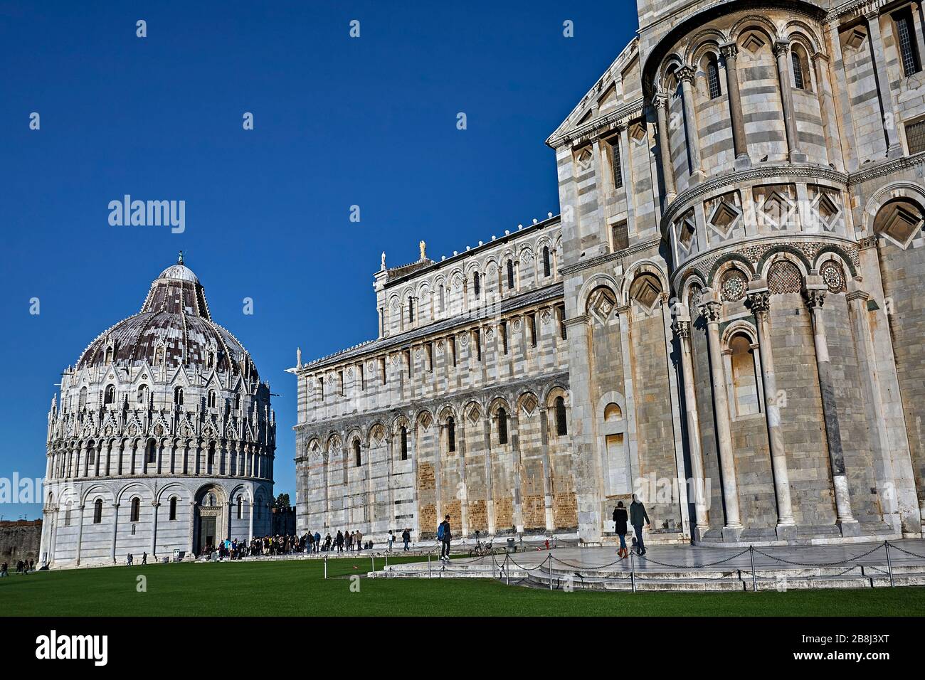Il Battistero di San Giovanni (in italiano Battistero di San Giovanni) è un edificio ecclesiastico romano cattolico a Pisa. Costruzione iniziata Foto Stock