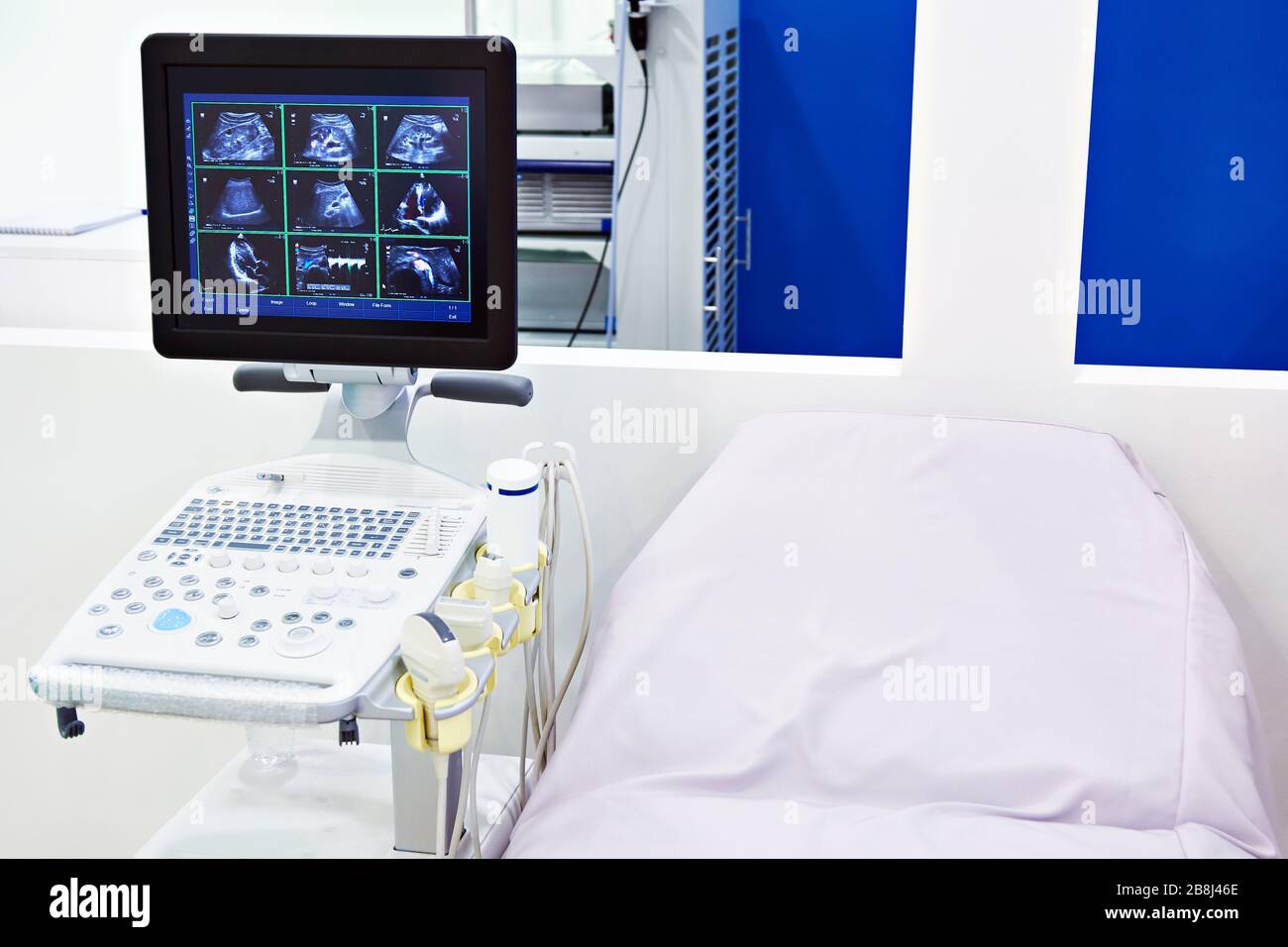 Dispositivi medici per esame a ultrasuoni e letto Foto Stock