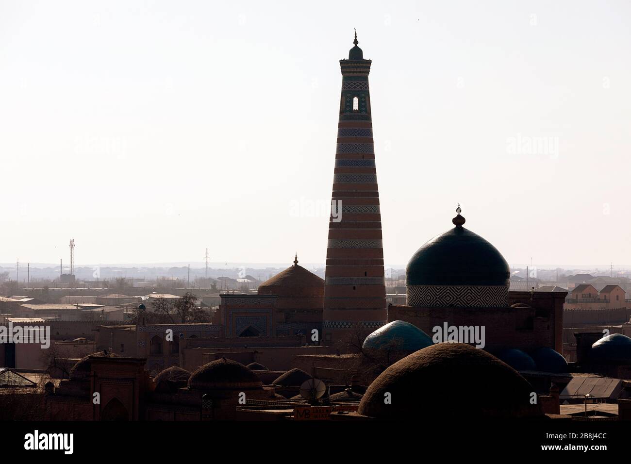 Silhouette della città vecchia con Islom-Huja Minaret, Khiva, Uzbekistan Foto Stock