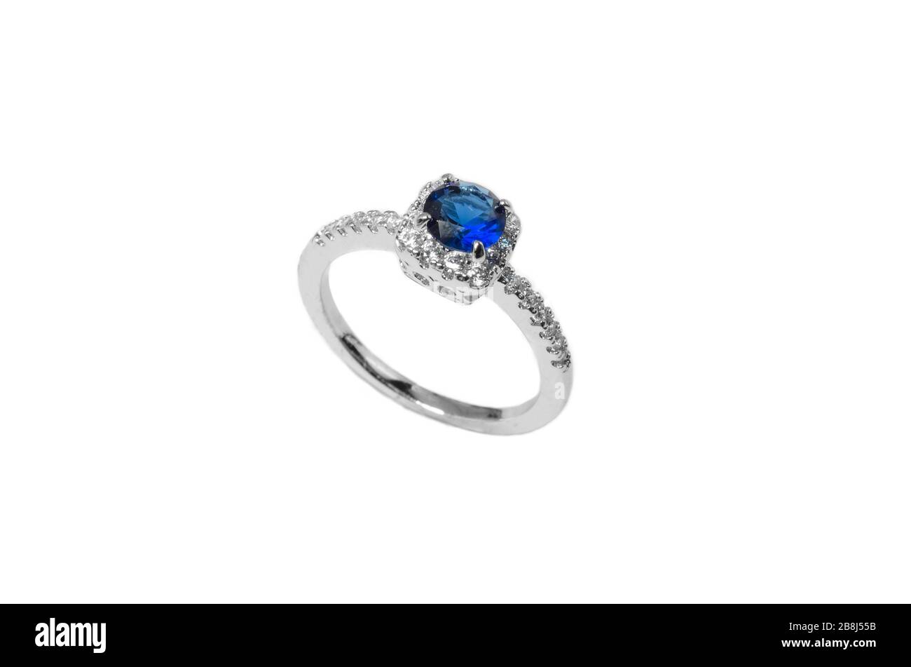 Anello blu rubino su sfondo bianco. Foto Stock