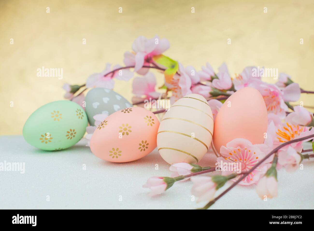 Uova decoro pasquale con un motivo con fiori per le vacanze di Pasqua in aprile Foto Stock
