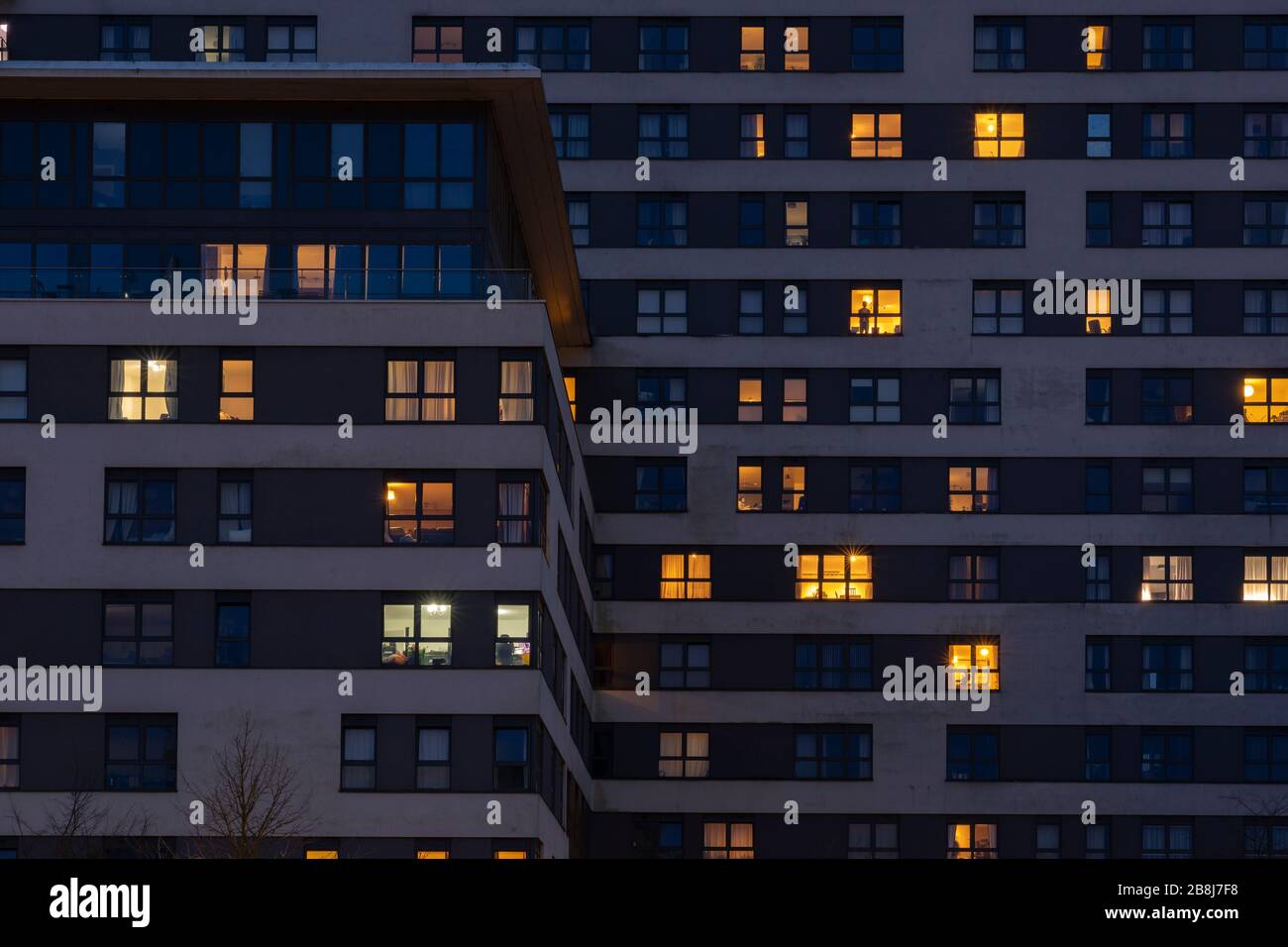 Appartamenti illuminati di notte in Skyline Plaza, un alto edificio per uffici ristrutturato, nel Regno Unito. concetto: mercato degli affitti, interruzioni di corrente, investimenti immobiliari Foto Stock