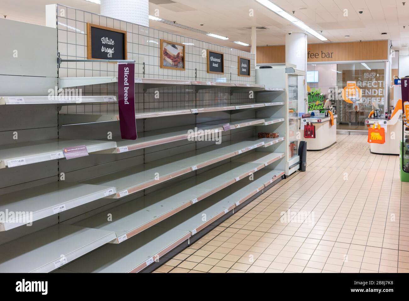 Scaffali vuoti del supermercato in Sainsbury's da acquirenti panico che comprano pane durante il Coronavirus Covid 19 Pandemic, Basingstoke, Regno Unito, marzo 2020 Foto Stock