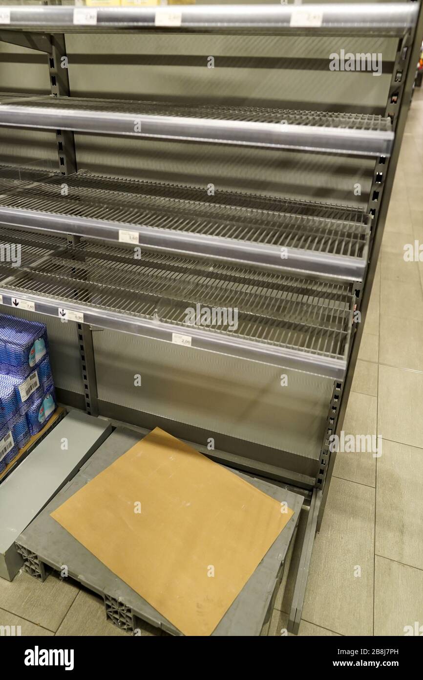 Vista di scaffali vuoti in un supermercato a causa del panico Covid-19 shopping Foto Stock