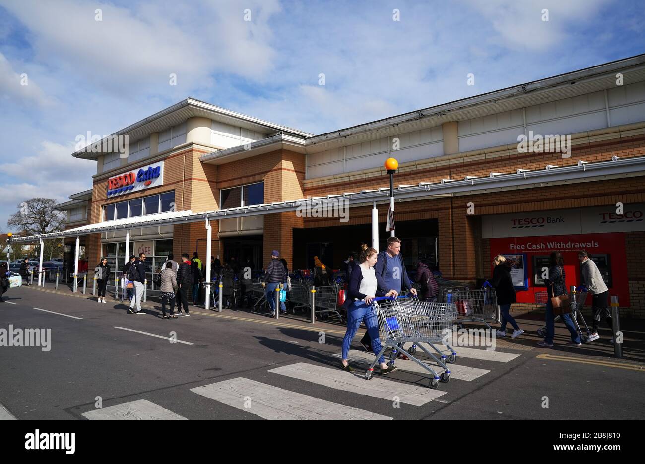 Le persone che fanno la coda a un Tesco Extra di Osterley, Londra, il giorno dopo l'annuncio di Tesco, i loro negozi avranno ora un'ora designata per il personale NHS per l'acquisto dei loro negozi di alimentari. Foto Stock