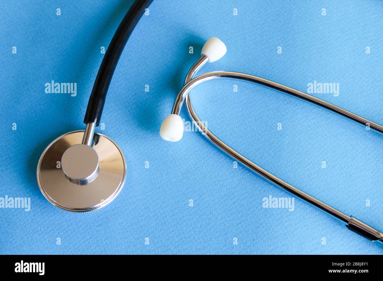 Stetoscopio medico, stetoscopio nero su sfondo blu, medicina Foto Stock