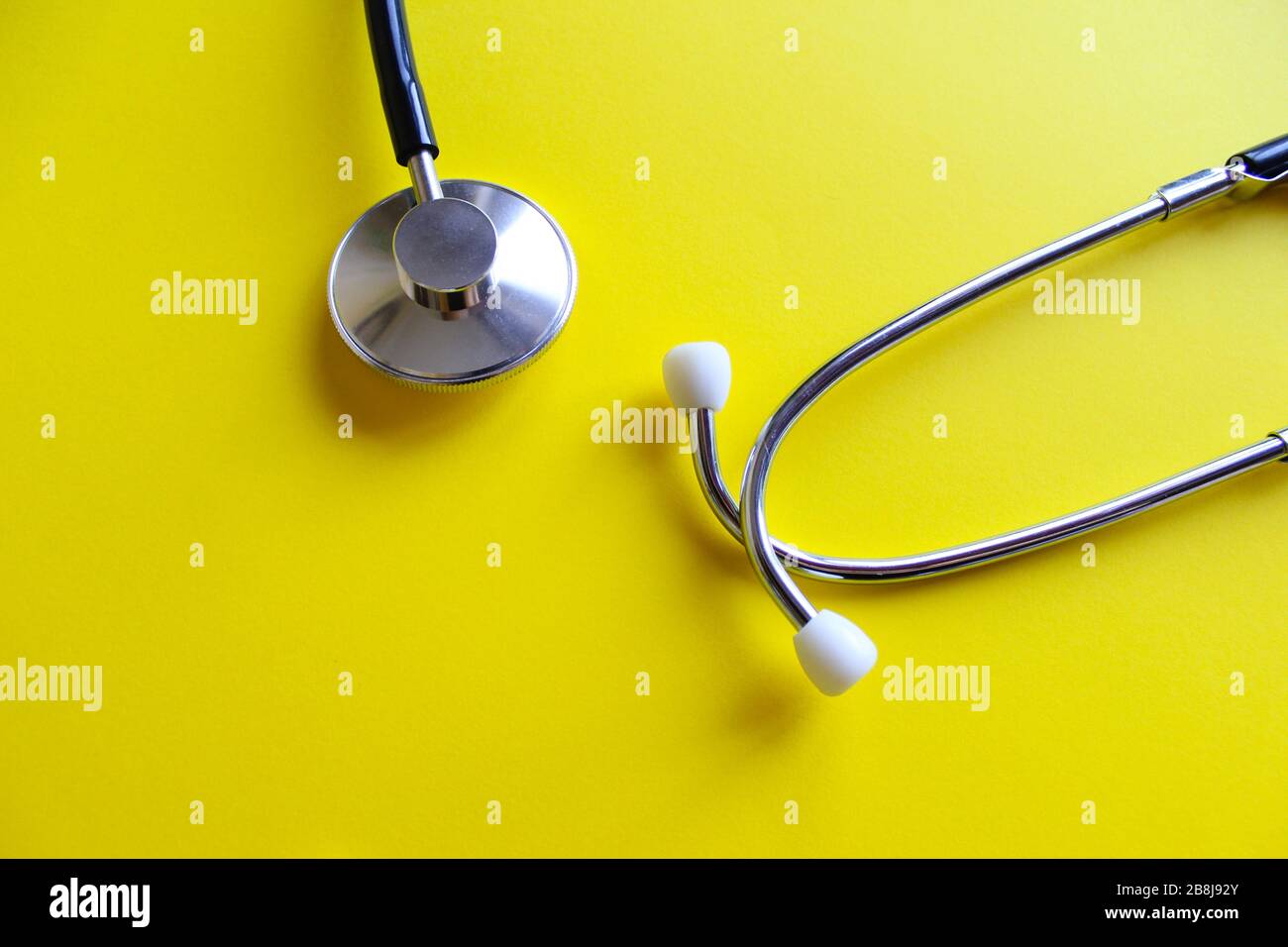 Stetoscopio su sfondo giallo. Il medicinale Foto Stock