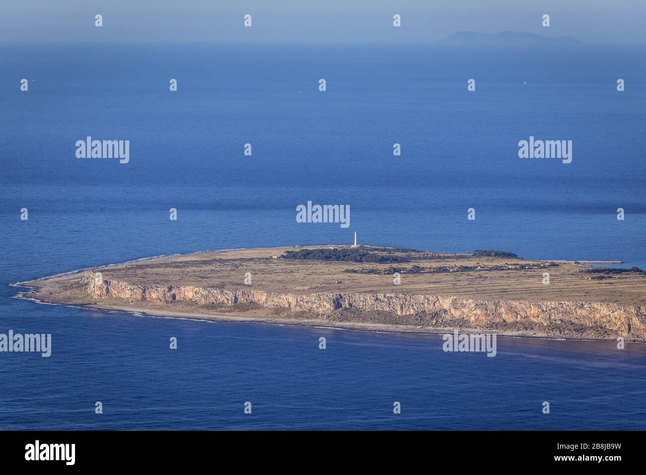 Faro sul capo San Vito visto dal Monte Cofano nella riserva naturale del Monte Cofano in provincia di Trapani sull'Isola di Sicilia in Italia Foto Stock