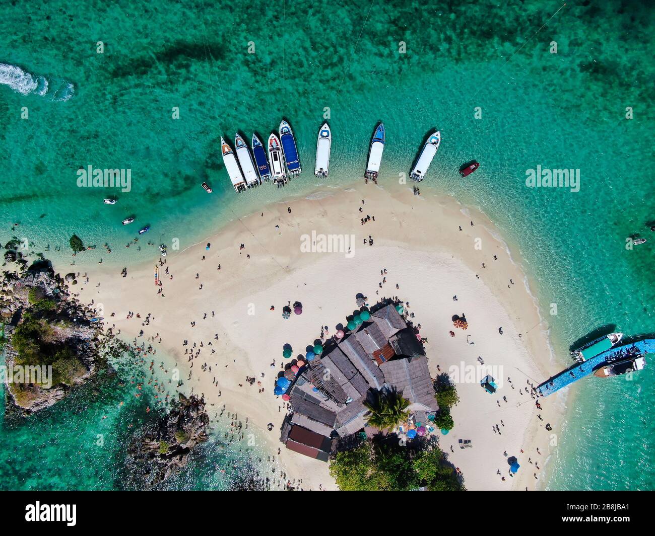 Vista aerea con drone. Isola di Koh Khai Nai, Phuket, Thailandia. Bellissima isola tropicale con spiaggia di sabbia bianca e acque turchesi. Foto Stock