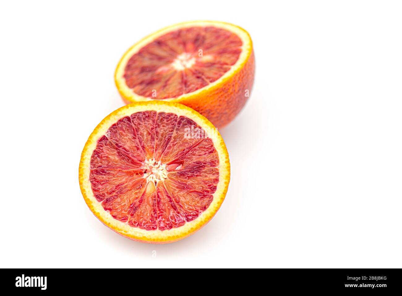 Primo piano sangue arance rosse, agrumi isolati su sfondo bianco Foto Stock