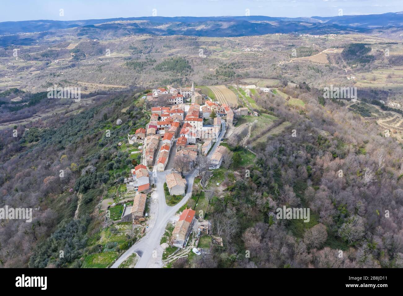 Una vista aerea del pittoresco villaggio Draguc, alle porte della primavera, Istra, Croazia Foto Stock