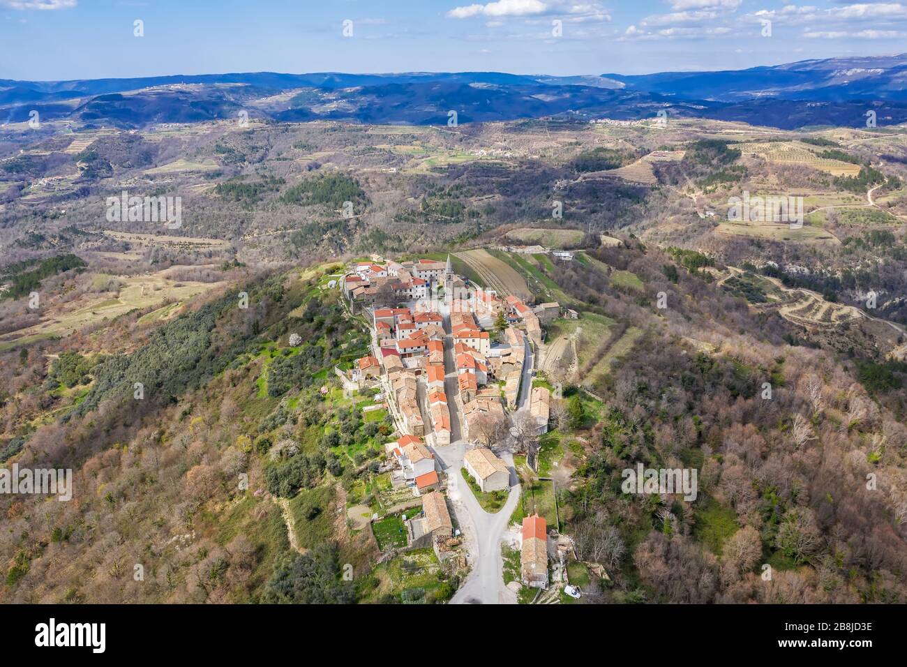 Una vista aerea del pittoresco villaggio Draguc, alle porte della primavera, Istra, Croazia Foto Stock
