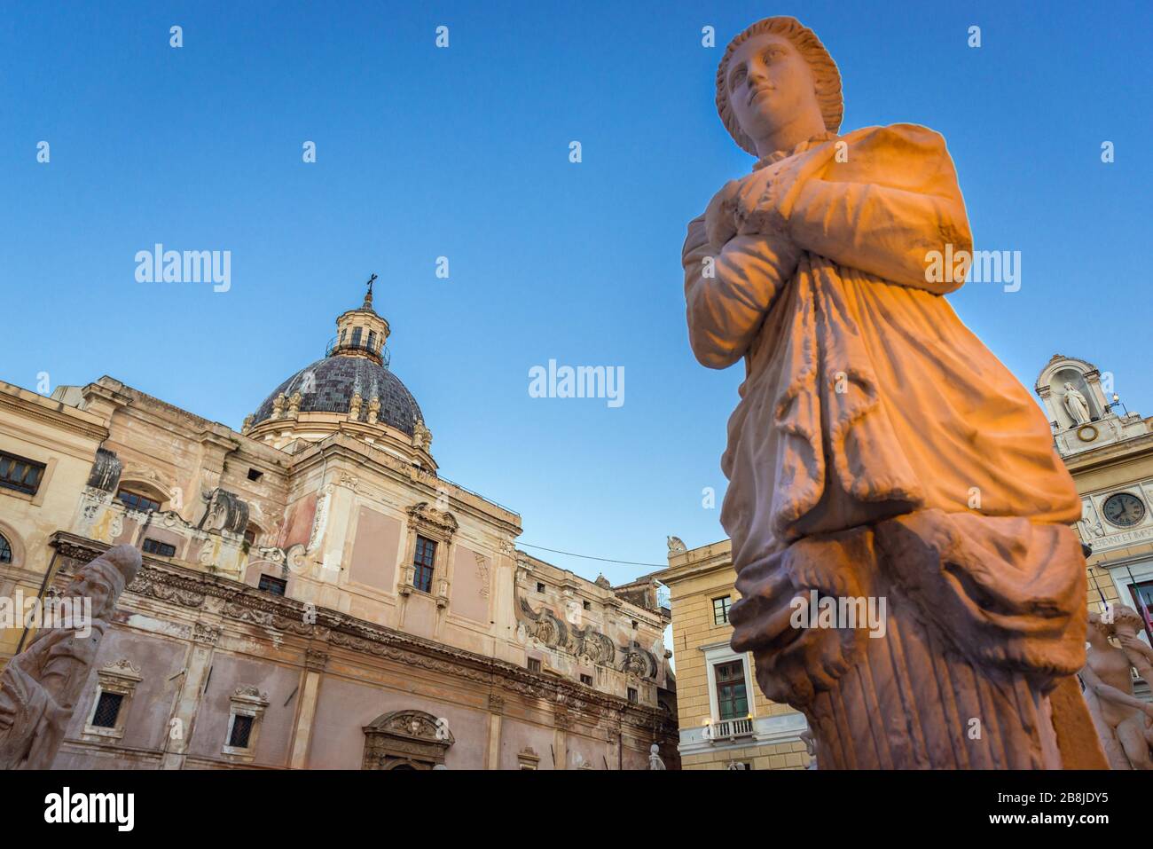 Statua della Fontana Pretoriana in Piazza Pretoria chiamata anche Piazza della vergogna nella città di Palermo in Italia, vista con la chiesa di Santa Caterina sullo sfondo Foto Stock