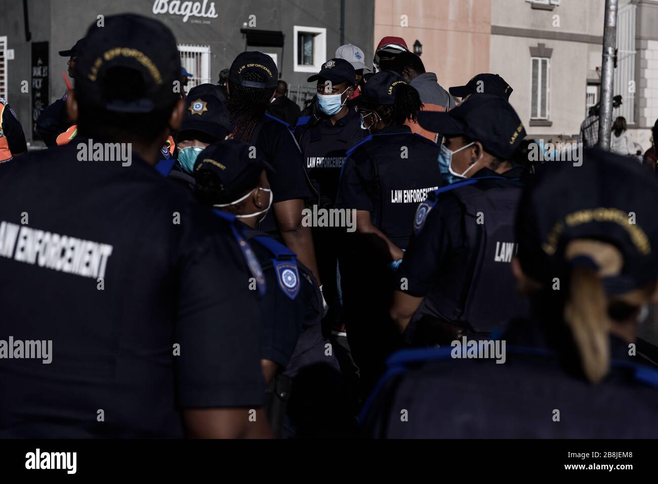La polizia sudafricana sta prendendo precauzioni contro la pandemia globale di coronavirus. Il loro lavoro li rende un gruppo ad alto rischio per contrarre la malattia Foto Stock