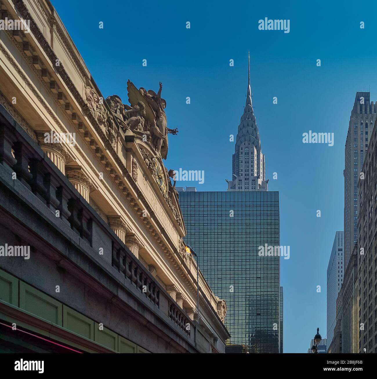 Statua del Grand Central Terminal e edificio Chrysler in cielo blu a New York, Stati Uniti da una prospettiva bassa. Foto Stock