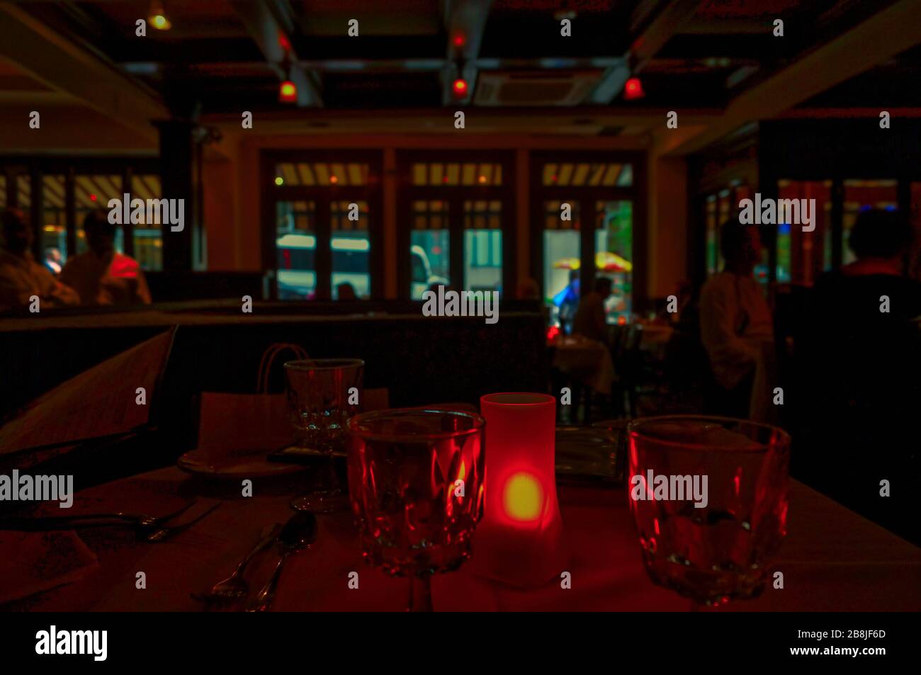 Scena a bassa luce ad un tavolo a lume di candela in un ristorante di New York. Foto Stock
