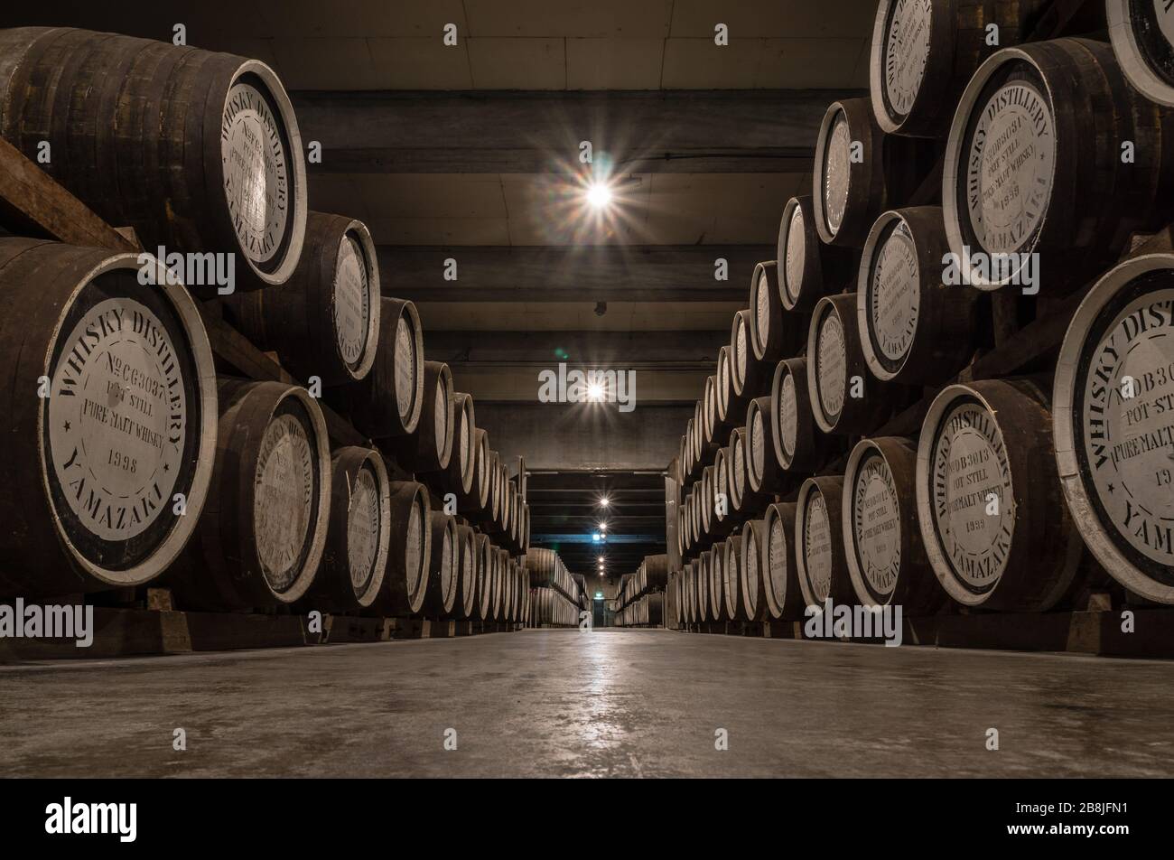 Botti di whisky nella distilleria Yamazaki di Mishima, Osaka, Giappone. Foto Stock
