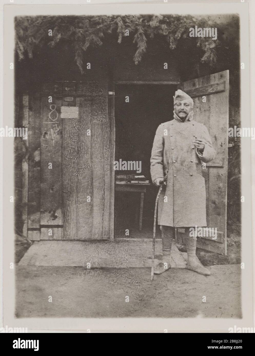 Georges Hugo soldato in uniforme nella prima guerra mondiale Anonyme. Georges Hugo en unie de soldat pendant la Première Guerre mondiale. Tirage gélatino-argentique développé. 1915. Parigi, Maison de Victor Hugo. Foto Stock