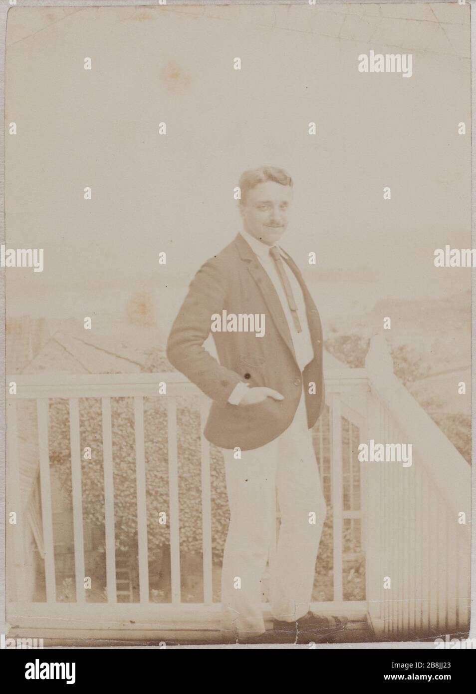 Georges Hugo sul balcone di Hauteville Casa Anonyme. Georges Hugo sur le balcon de Hauteville Casa. Albuminé di papier. entre 1890 e 1900. Parigi, Maison de Victor Hugo. Foto Stock