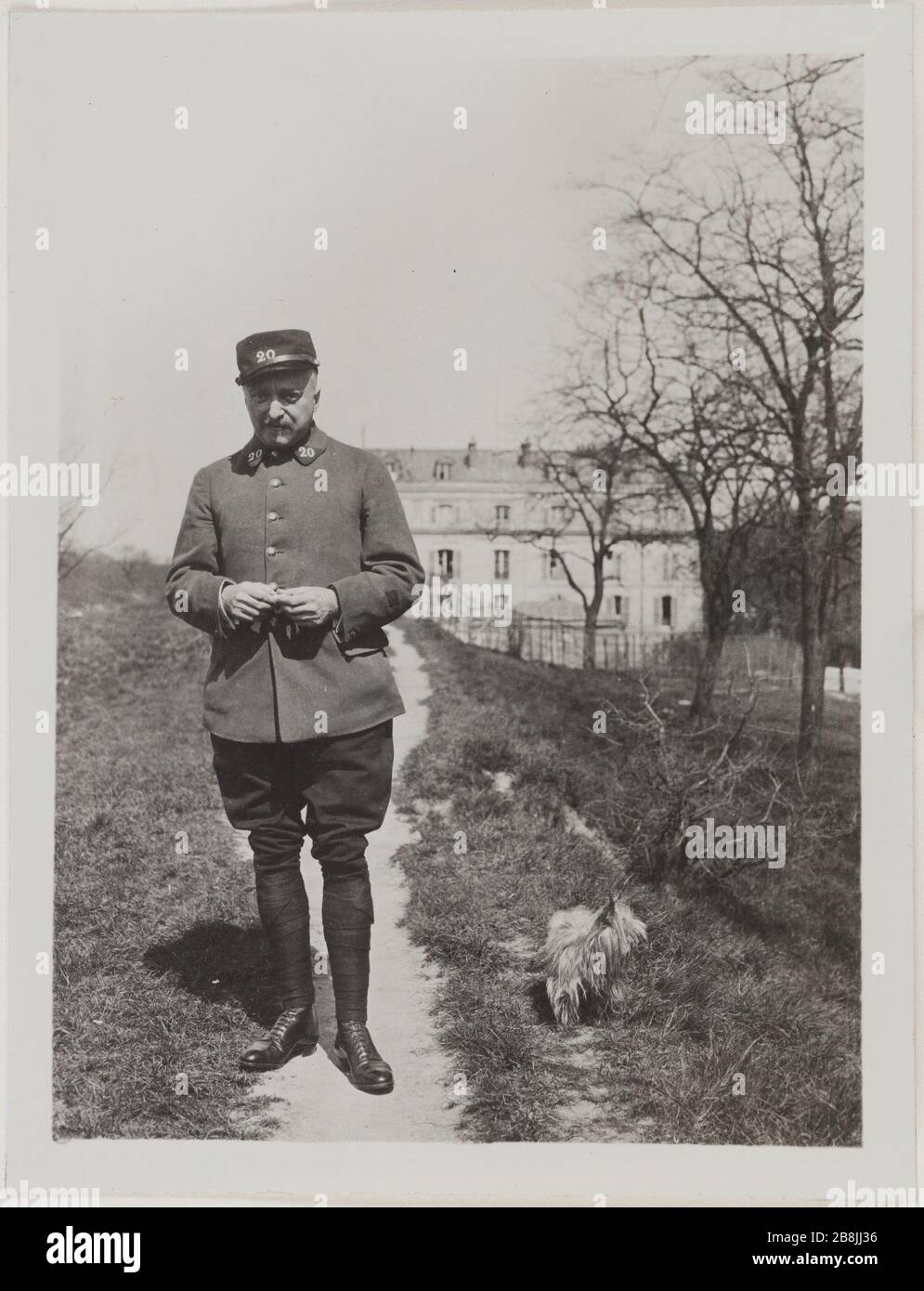 Georges Hugo soldato in uniforme nella prima guerra mondiale Anonyme. Georges Hugo en unie de soldat pendant la Première Guerre mondiale. Tirage gélatino-argentique développé. 1915. Parigi, Maison de Victor Hugo. Foto Stock