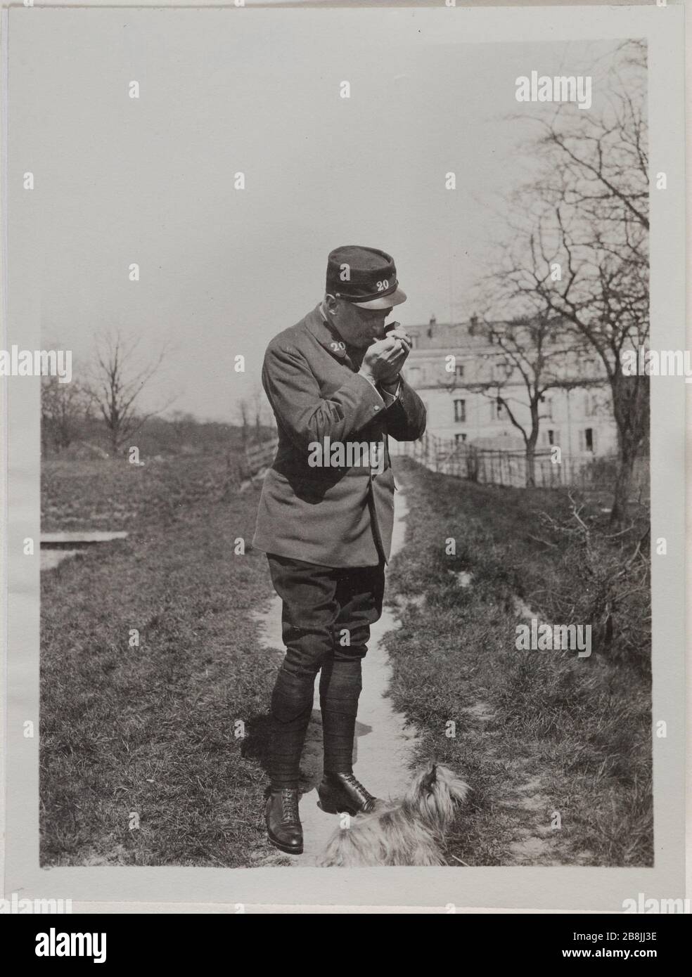 Georges Hugo soldato in uniforme nella prima guerra mondiale Anonyme. Georges Hugo en unie de soldat pendant la Première Guerre mondiale. Tirage gélatino-argentique développé. 1915. Parigi, Maison de Victor Hugo. Foto Stock