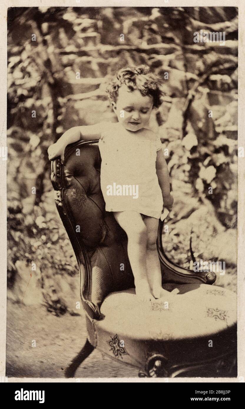 Georges Hugo bambino in piedi su una sedia Georges Hugo (1868-1925) enfant debout sur un fauteuil. Photographie de P. Godfray. Epreuve sur papier albuminé. 1869-1870. Parigi, Maison de Victor Hugo, Casa di Hauteville. Foto Stock