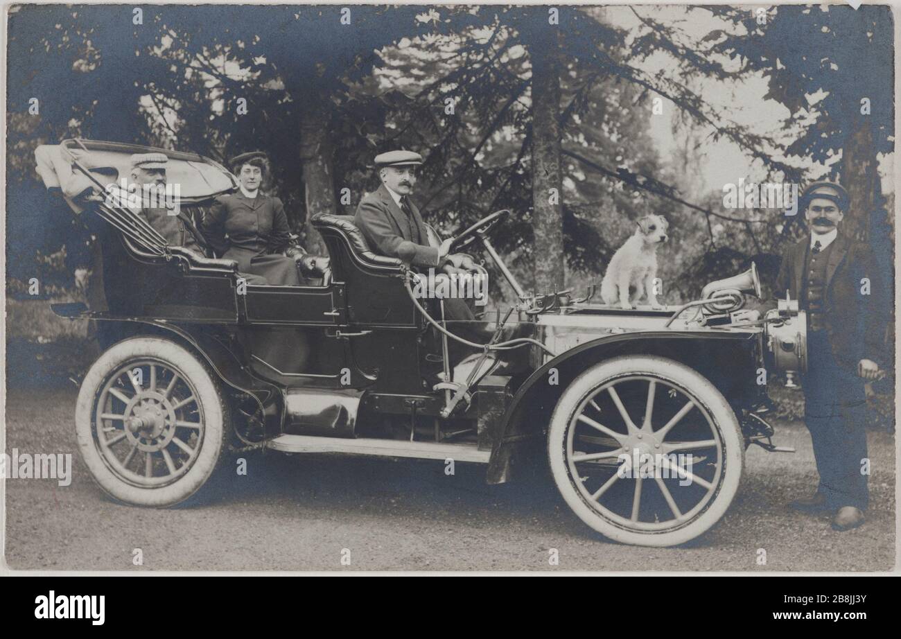 Guida di Georges Hugo. Dora sua moglie dietro. Anonyme. Georges Hugo au volant. Dora sa femme derrière lui. Vers 1920. Parigi, Maison de Victor Hugo. Foto Stock