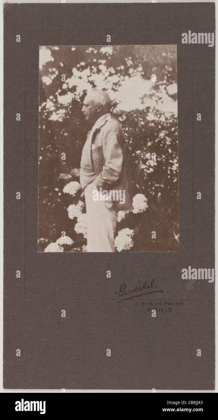Georges Hugo in un giardino Gerschel Frères. Georges Hugo dans un jardin. Tirage gélatino-argentique développé. Vers 1920. Parigi, Maison de Victor Hugo. Foto Stock