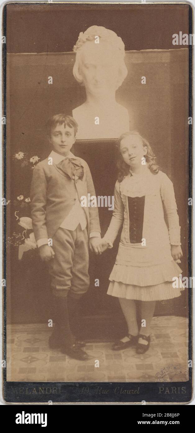 Georges e Jeanne Hugo davanti al busto di Victor Hugo di David d'Angers Achille Melandri (1845-1905). Georges et Jeanne Hugo devant le buste de Victor Hugo par David d'Angers. Albuminé di papier. Vers 1878. Parigi, Maison de Victor Hugo. Foto Stock