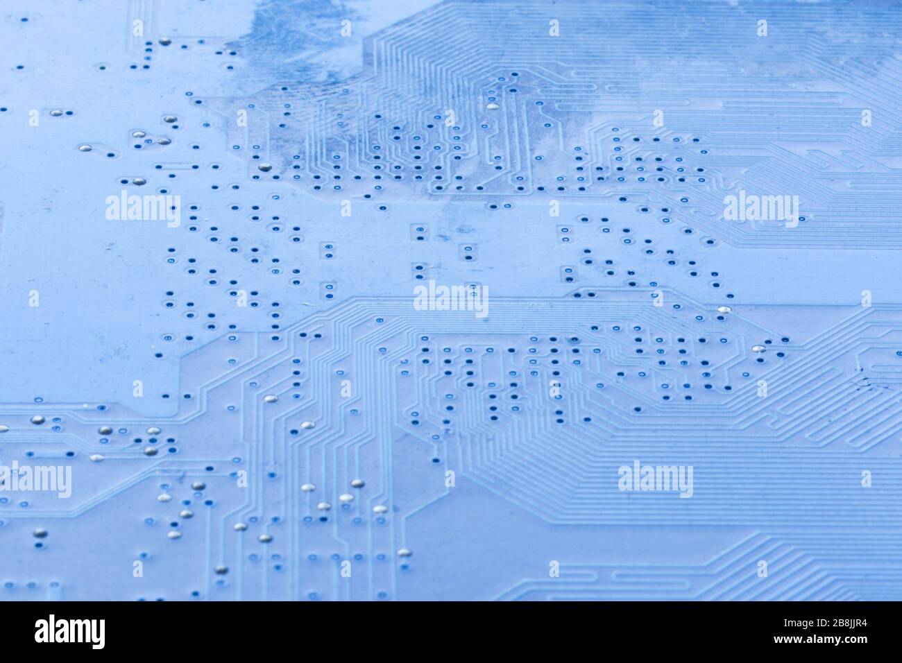 Frammento di una scheda a circuito stampato blu di un dispositivo elettronico primo piano Foto Stock