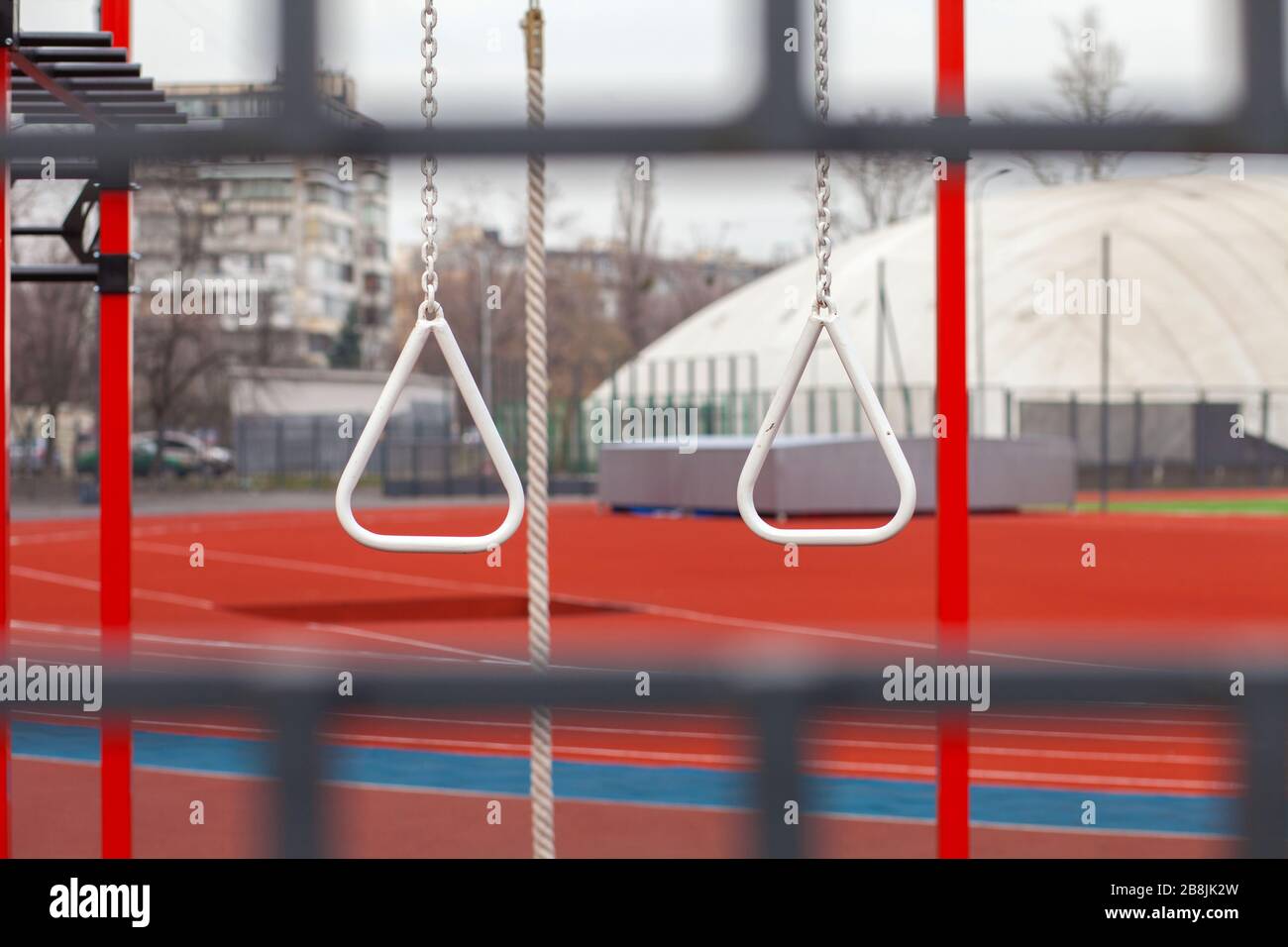 Terreno sportivo vuoto. Parco giochi. Attrezzature sportive. Area sportiva. Vista attraverso la recinzione. Foto Stock
