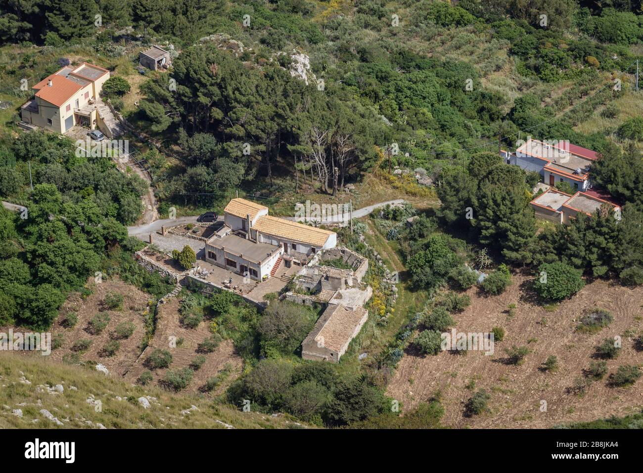 Case sul pendio del monte Erice visto dalla città di Erice su un monte Erice in provincia di Trapani in Sicilia, Italia meridionale Foto Stock