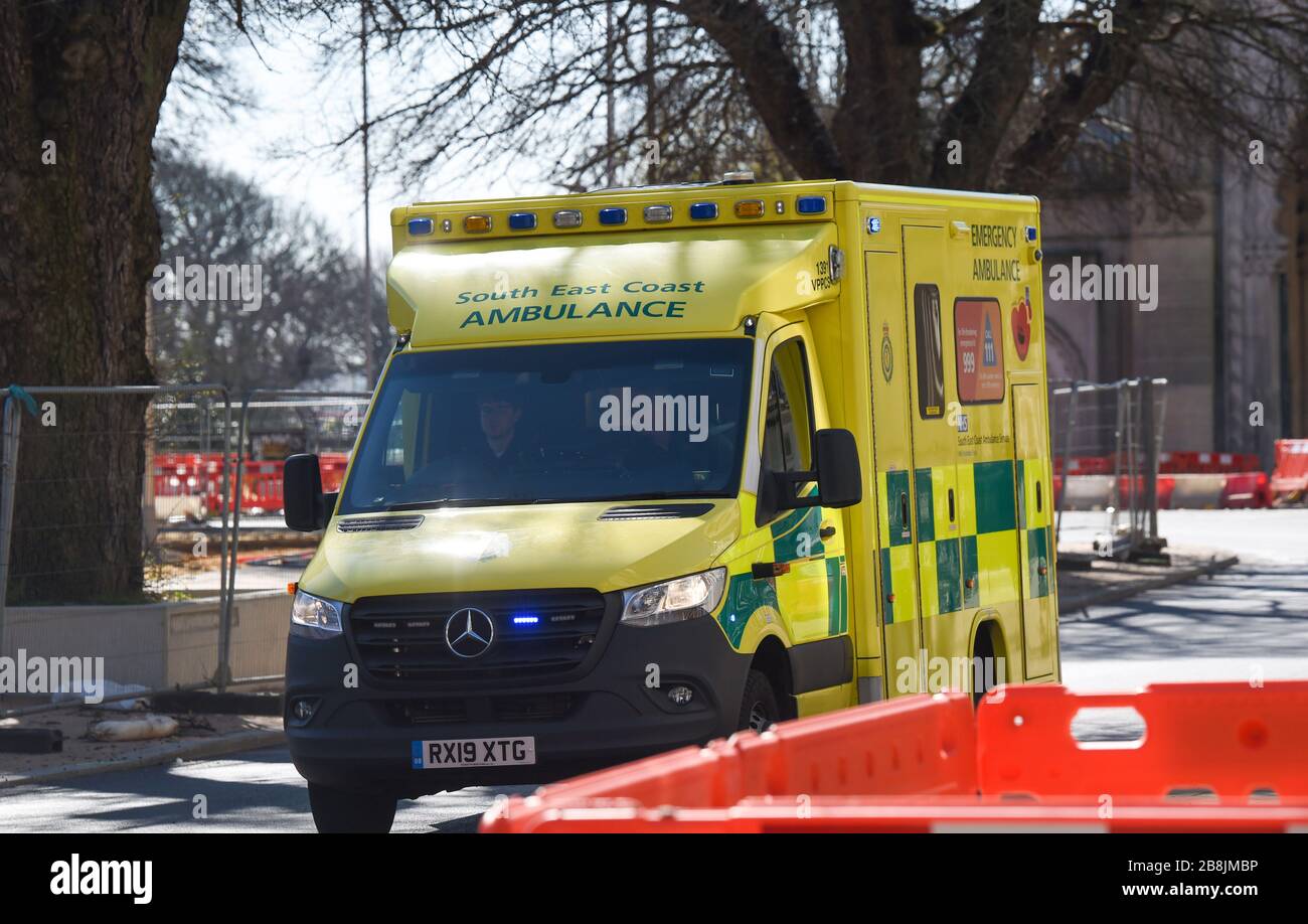 Brighton UK 22 Marzo 2020 - un'ambulanza si porta ad una chiamata di emergenza per le strade di Brighton nella crisi pandemica Coronavirus COVID-19 . Credit: Simon Dack / Alamy Live News Foto Stock