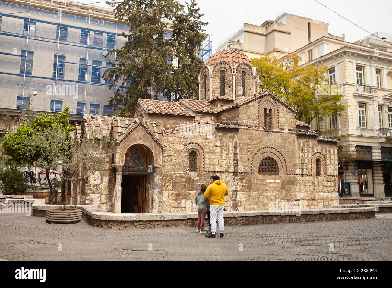 turista alla chiesa di kapnikarea ad Atene grecia Foto Stock