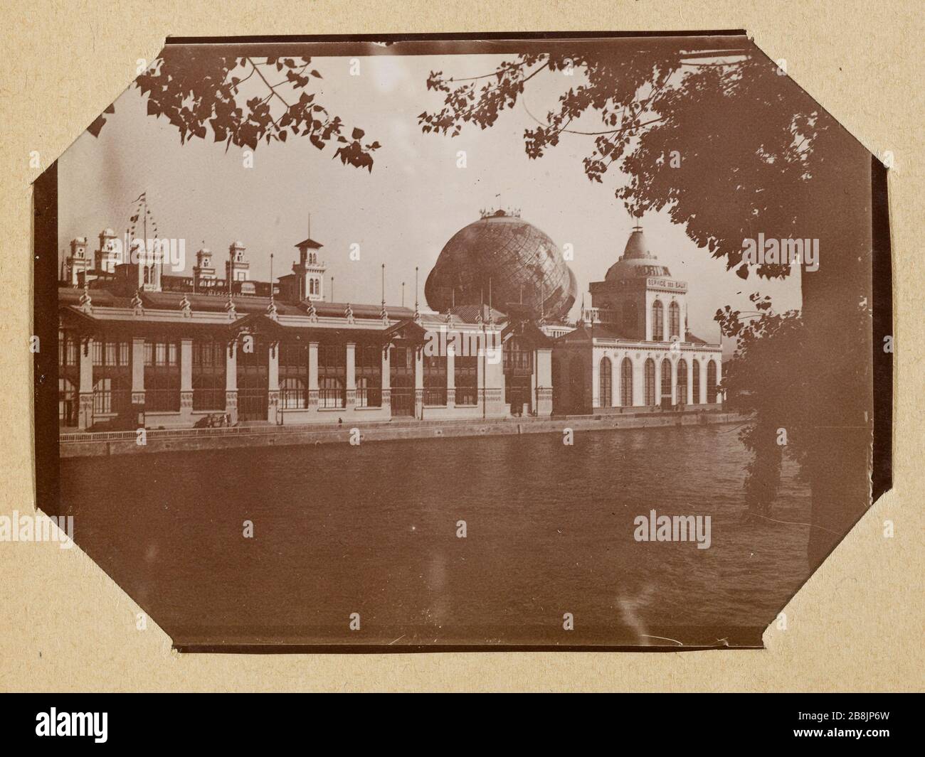 Album della Mostra universale del 1900. Palazzo delle foreste e globo celeste Anonyme. Album de l'exposition universelle de 1900. Palais des forêts et Globe céleste. 1900. Musée des Beaux-Arts de la Ville de Paris, Petit Palais. Foto Stock