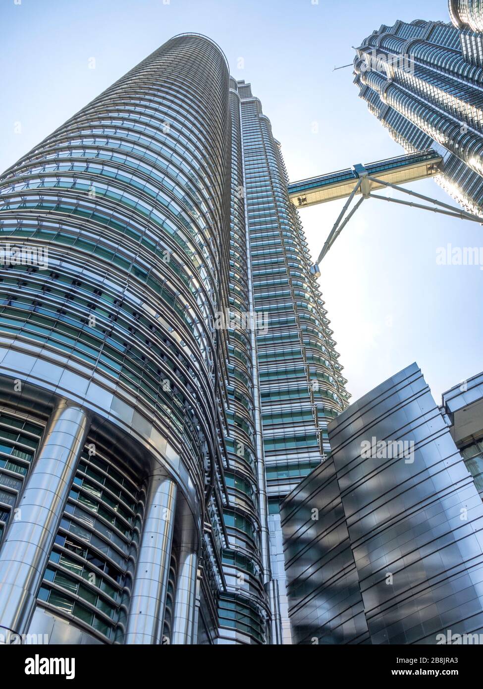Ponte sopraelevato che collega le Petronas Twin Towers Kuala Lumpur Malaysia Foto Stock