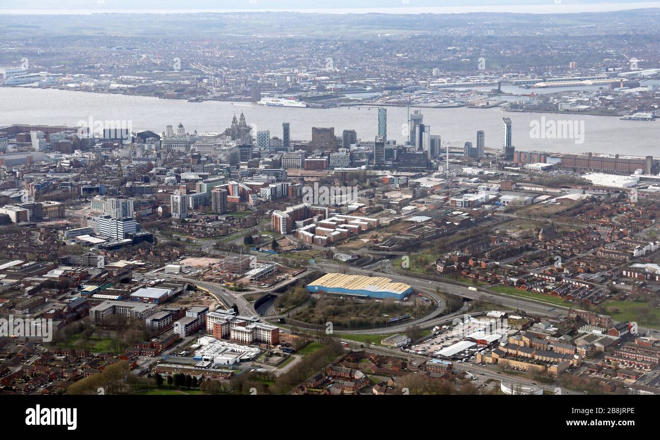 Vista aerea dello skyline di Liverpool da est con il fiume Mersey e il Wirral sullo sfondo Foto Stock