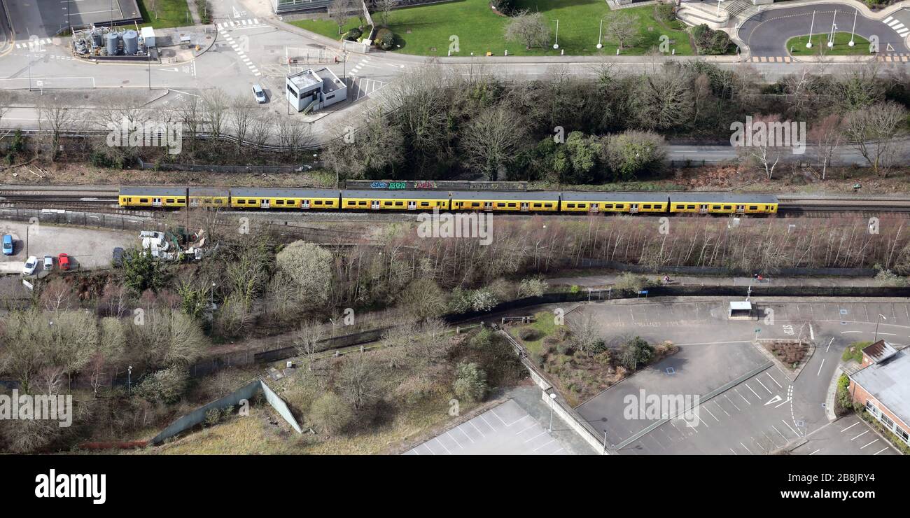 Un treno merseyrail che arriva alla stazione ferroviaria di Port Sunlight, Wirral Foto Stock
