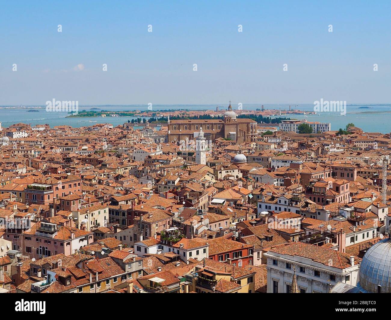 Dal Campanile si affaccia sui tetti rossi di Venezia in direzione della torre Santo Stefano Foto Stock