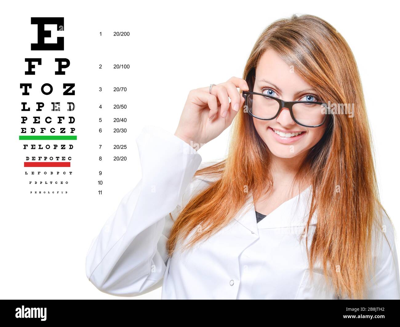 headshot di una bella donna sorridente che tiene gli occhiali Foto Stock