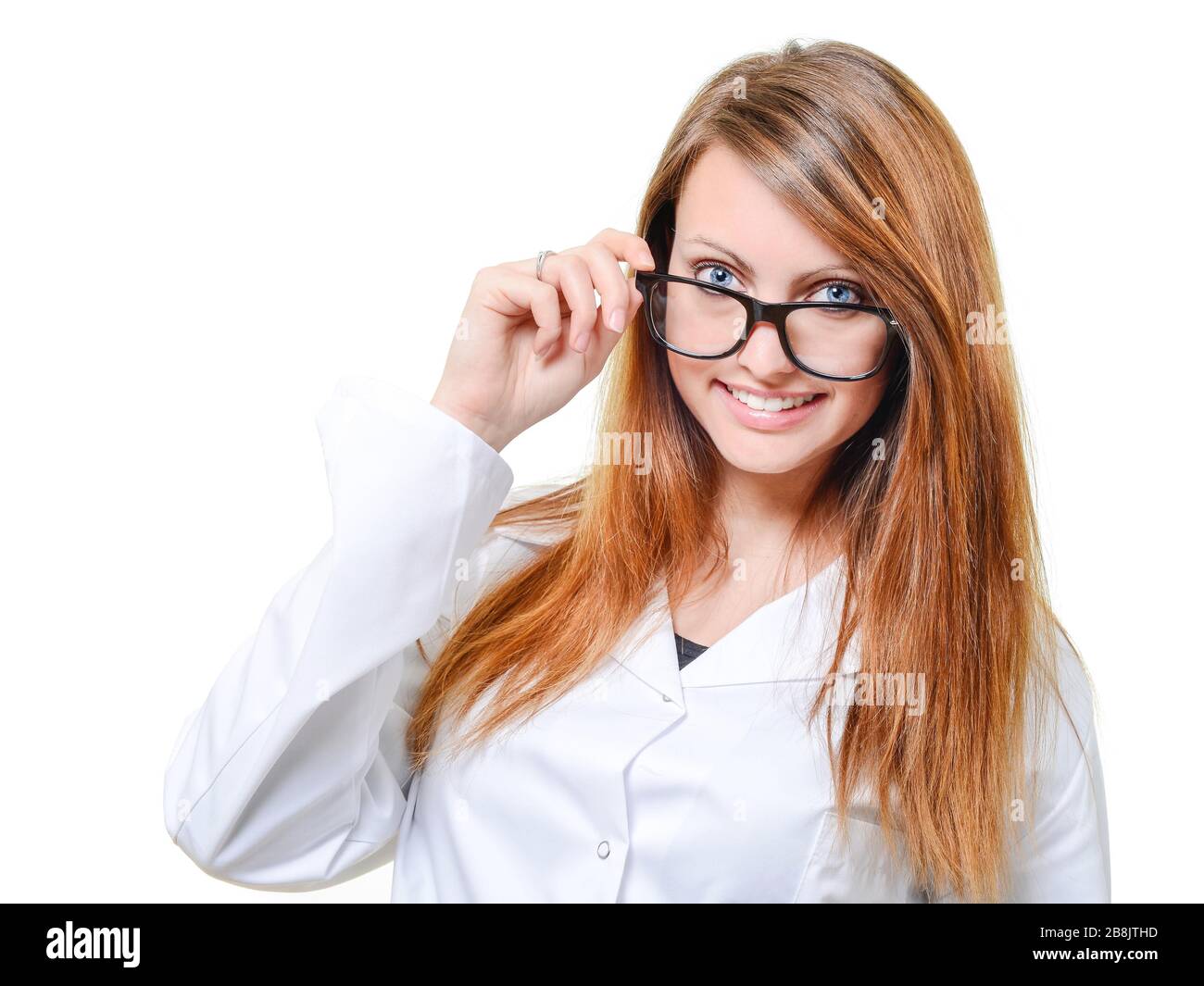 headshot di una bella donna sorridente che tiene gli occhiali Foto Stock