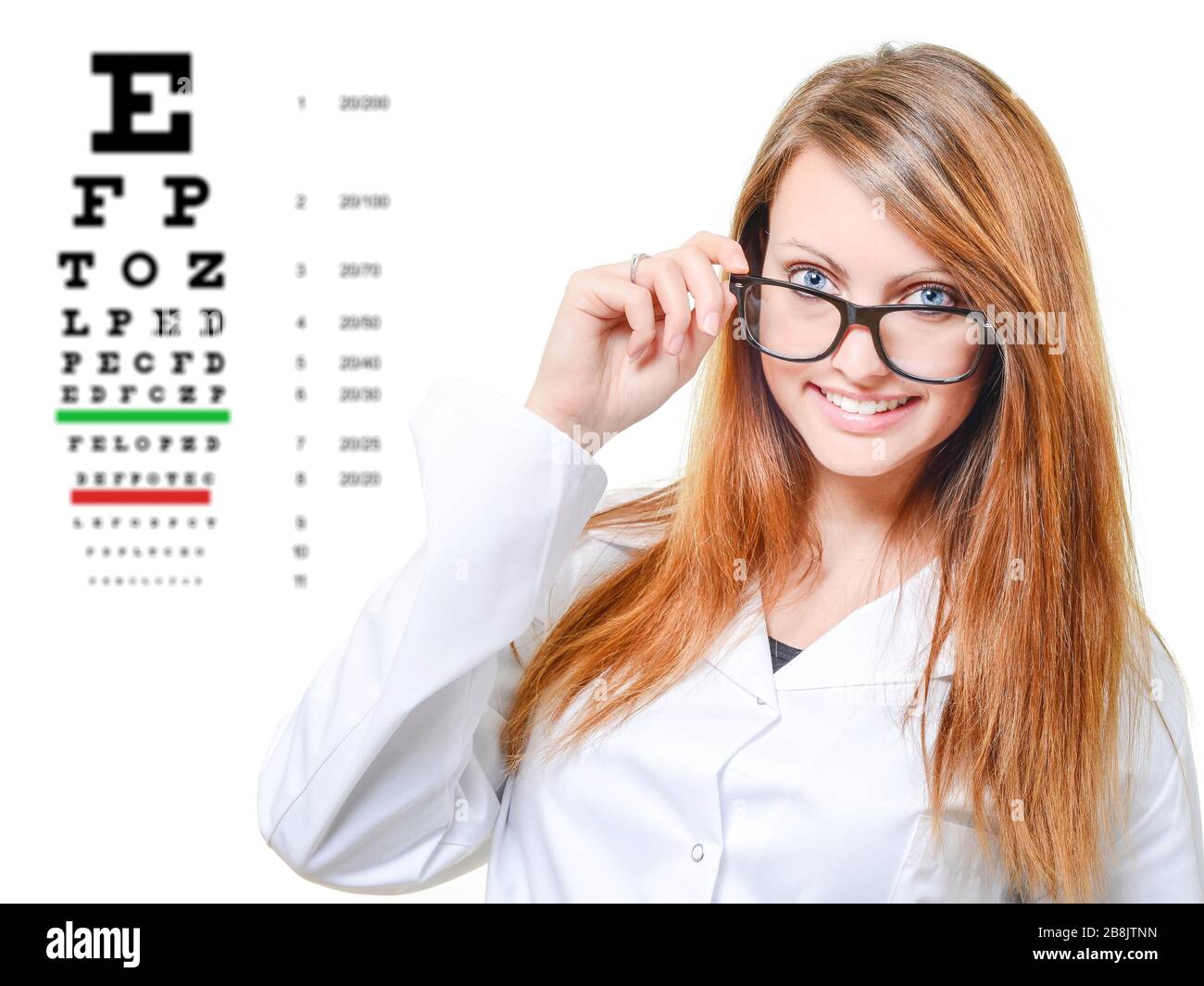 headshot di una bella donna sorridente che tiene gli occhiali Foto Stock