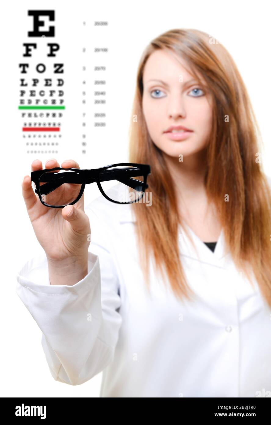Donna con occhiali e snellen occhio grafico in background Foto Stock