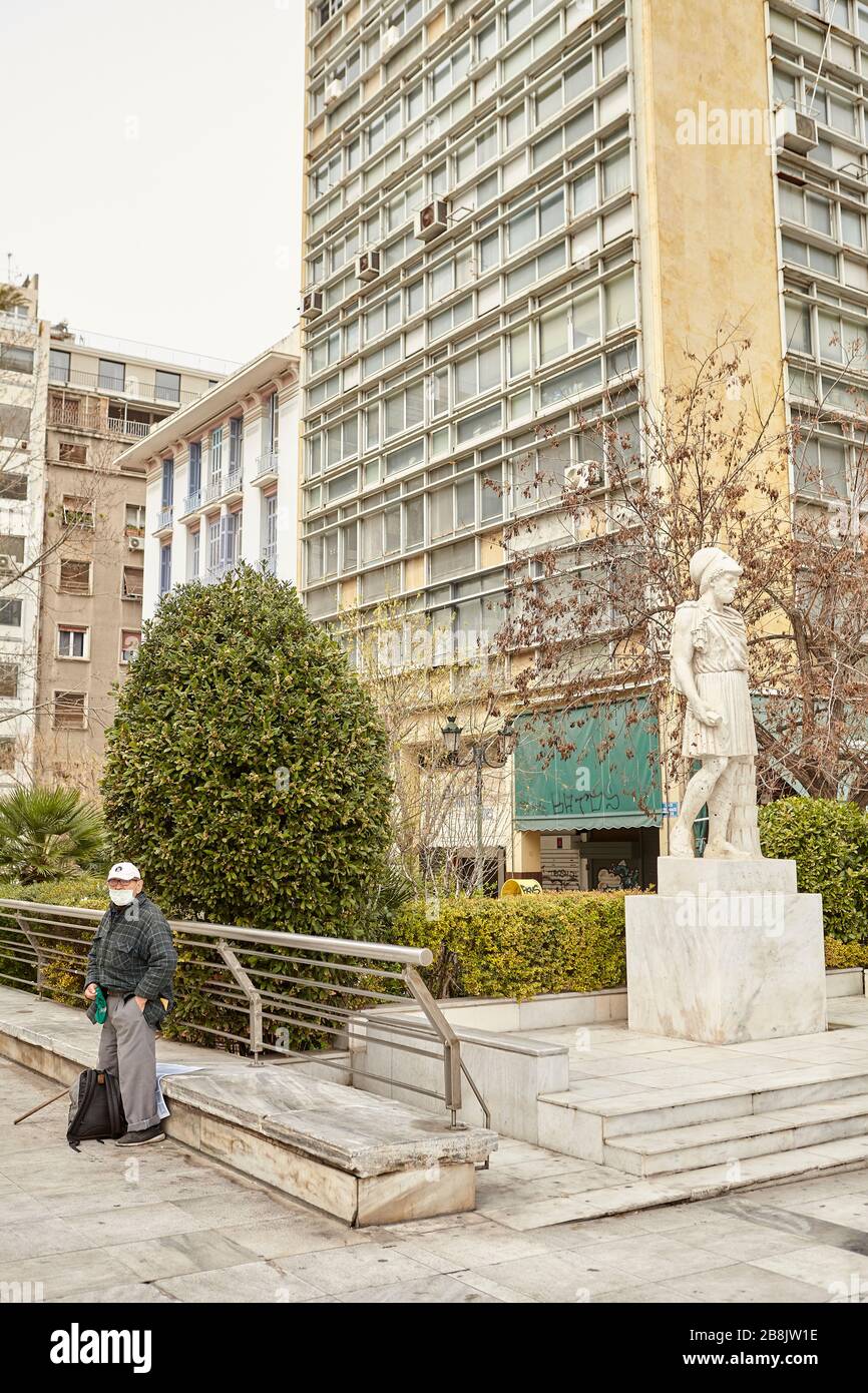 Persona che indossa maschera e Pericles statua Ash Atene Grecia Foto Stock