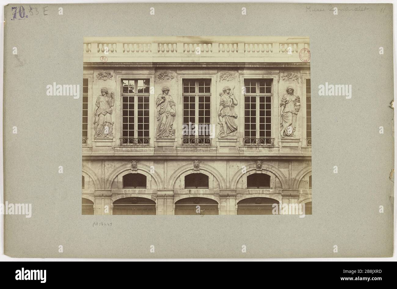 Museo Carnavalet. Hôtel Carnavalet - Corte d'onore, facciata dell'ala nord. 3° distretto di Parigi. Le Marais. Museo Carnavalet. Hôtel Carnavalet. Cour d'honneur, façade de l'aile nord. Parigi (IIIème arr.). Photographie de Pierre Emonts (1831-1912). Albuminé di papier. Entre 1862 e 1905. Parigi, musée Carnavalet. Foto Stock