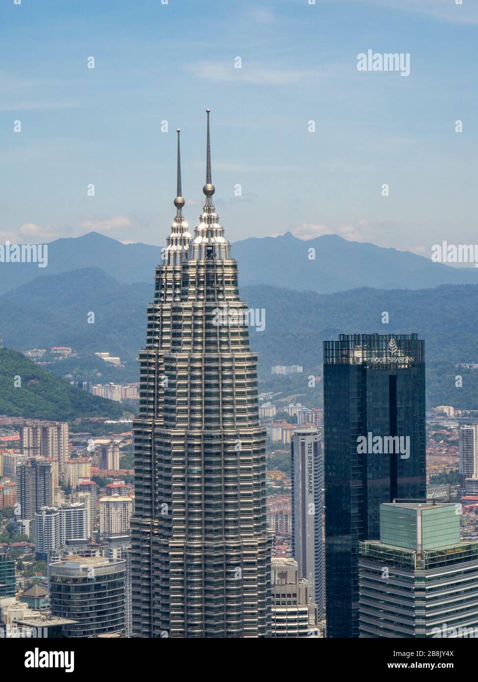 Petronas Twin Towers e grattacieli del Kuala Lumpur City Centre KLCC vista dalla KL Tower a Kuala Lumpur, Malesia. Foto Stock