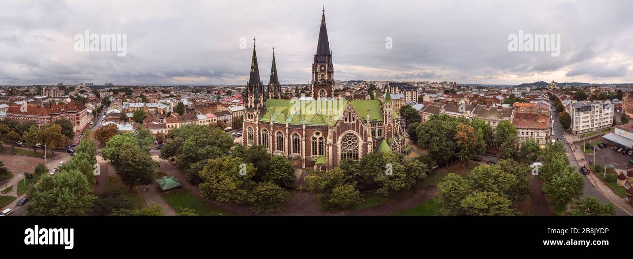 Bellissimo paesaggio panoramico a 180 gradi della città di Lviv con la vecchia chiesa neogotica di Sts. Olha ed Elizabeth. Veduta aerea del drone del vecchio turista e Foto Stock