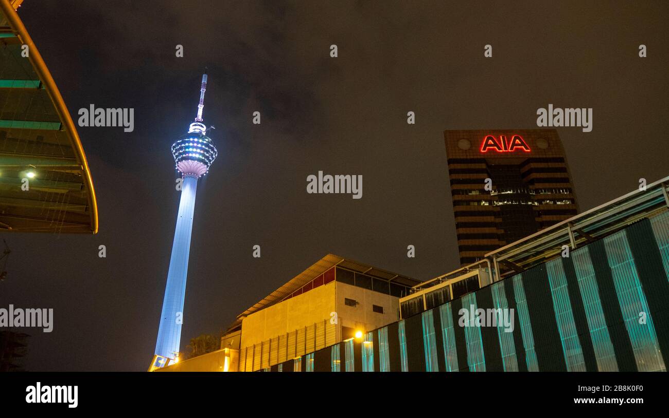 KL Tower e AIA Office Tower di notte Kuala Lumpur Malesia. Foto Stock