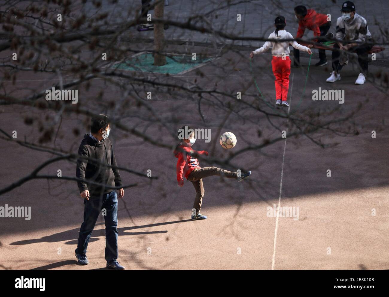 (200322) -- PECHINO, 22 marzo 2020 (Xinhua) -- residenti fare esercizio all'aperto presso l'area pubblica di un composto residenziale nel distretto di Xicheng di Pechino, capitale della Cina, 17 marzo 2020. (Xinhua/LAN Hongguang) Foto Stock